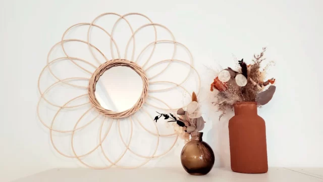 - DIY - Miroir en rotin

Vous ne rêvez pas, ce merveilleux miroir en rotin a été confectionné par mes soins, à la main, sans artifice.
Alors oui, cela demande une grande patience, de la minutie mais la satisfaction du fait main est là !

Vous pouvez aussi réaliser le vôtre avec @marcelle_atelier pour les Lyonnais.es. Encore merci pour cette transmission qui donne envie de faire des créations 🤗

#vannerie #atelierdiy #atelierwecandoo
#wecandoo #lyon #rotin #osier #faitmain #miroirrotin #miroir #decomiroir #decoratricelyon #decorationdinterieur