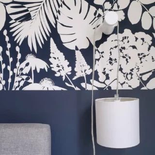 Chambre - La lampe baladeuse est installée et se fond presque dans le décor. Elle contraste avec le papier peint @lutecepapierpeint floral bleu et blanc et la tête de lit en tissu gris.

Votre avis ?

#papierpeint #papierpeintfloral #decofleurs #fleurs #decobleue #lampebaladeuse #chambre #decochambre #decoratricelyon #decodinterieur #immolyon #decoratricedinterieur #lyon