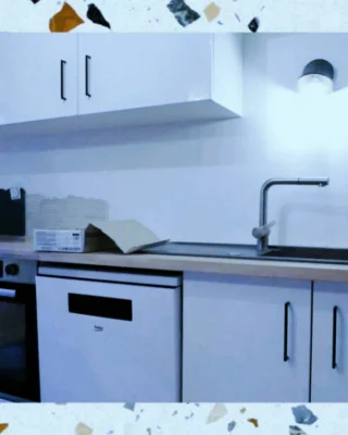 Crédence - Trouver la bonne crédence qui sublimera votre cuisine, voila qui n'est pas chose facile !

Ici, j'ai opté pour une faïence arrondie, aspect mat, couleur bleu vert paon. Son atout ? Une forme qui fait boudoir et me donne envie de gourmandises 🤩

Vous aimez ? 
Merci à @kb.carrelage pour la pose maîtrisée du carrelage @lescarreauxdejean 👌

#credence #credencecuisine #decocuisine #decolyon #ideesdeco #conseilsdecolyon #decoratricelyon #decobleue #faience #decoboudoir #carrelagemural #decomur #renolyon #renovationappartement #decolyon