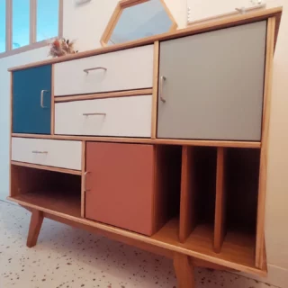 Atelier DIY - Rénovation d'un meuble

Chiné sur lbc, ce meuble était initialement destiné à recevoir la tv, les dvd et vinyles. Mais il m'a tapé dans l'oeil et les dimensions correspondaient bien à ma recherche.

Alors go, je le récupère et commence un chantier bricolage 🤗 Ponçage intensif pour gommer ce vernis orange, quelques couches de vernis incolore mat, mise en peinture des portes pour une belle harmonie dans l'entrée et le gros bonus : 2 nouveaux tiroirs conçus sur mesure, en haut, dans les 2 niches.

Il trône désormais dans l'entrée et accueille tout le bazar lorsqu'on entre 👌 dans l'appartement.

Esthétique et pratique, vous validez ? 🥰

#renovationmeuble #meublevintage #meubledeco #decoration #decoentree #decodinterieur #decoratricedinterieur #decoratricedinterieurlyon #bricolage #renolyon #decolyon #upcycling #mobiliervintage #decosurmesure #decobois #boismassif #meublebois
